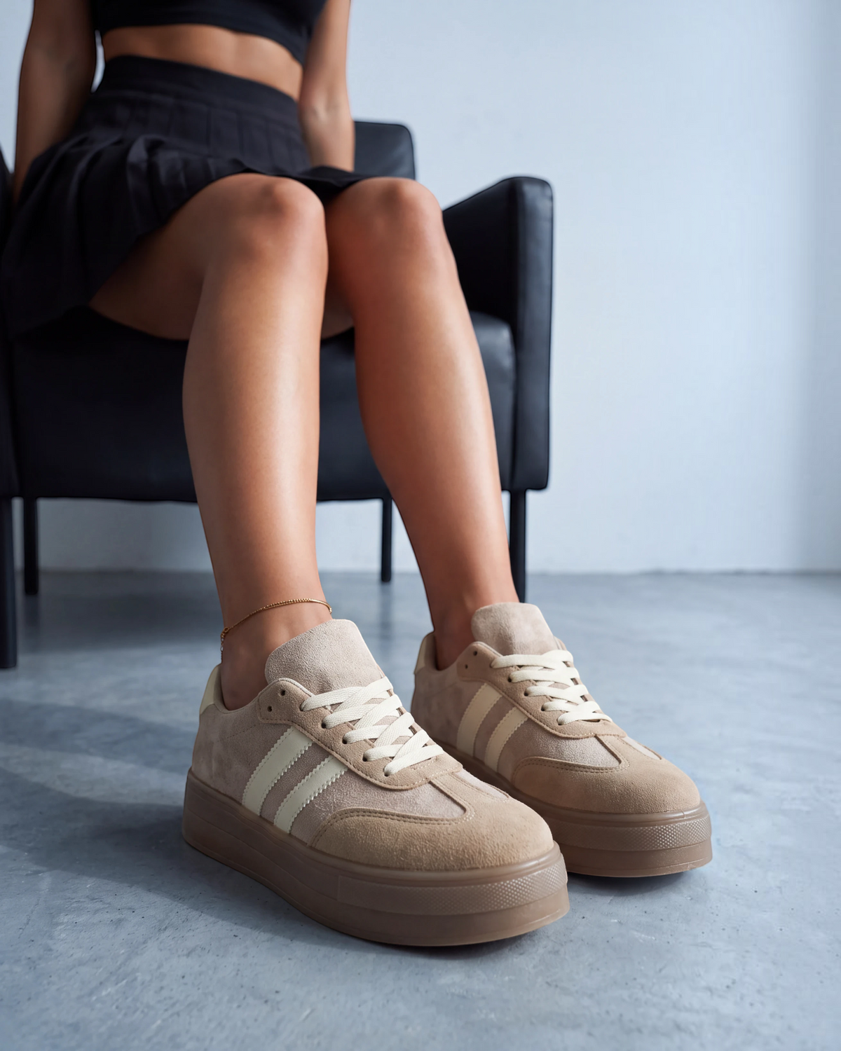 Sneakers donna in ecocamoscio khaki con bande beige e suola gum su poltrona in pelle - foto 5