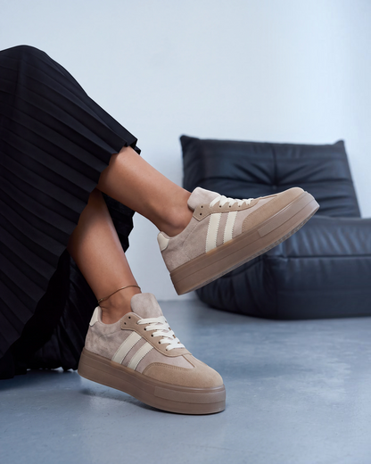 Sneakers donna in ecocamoscio khaki con bande beige e suola gum su poltrona in pelle