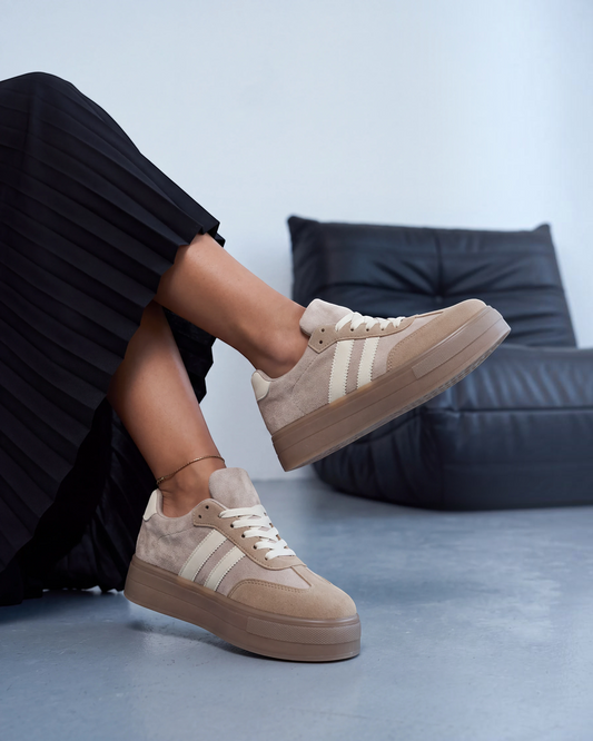 Sneakers donna in ecocamoscio khaki con bande beige e suola gum su poltrona in pelle