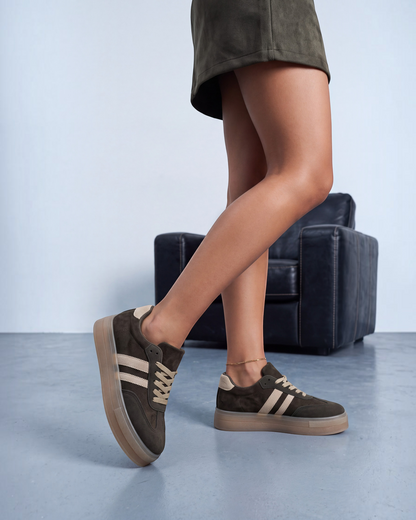 Sneakers donna in ecocamoscio verde con bande beige e suola gum su poltrona in pelle - foto 3