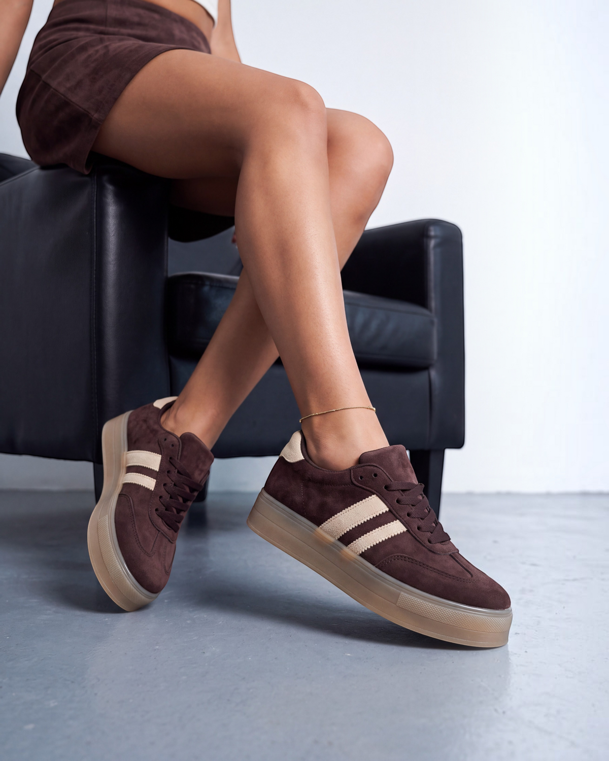 Sneakers donna in ecocamoscio marrone con bande beige e suola gum traslucida