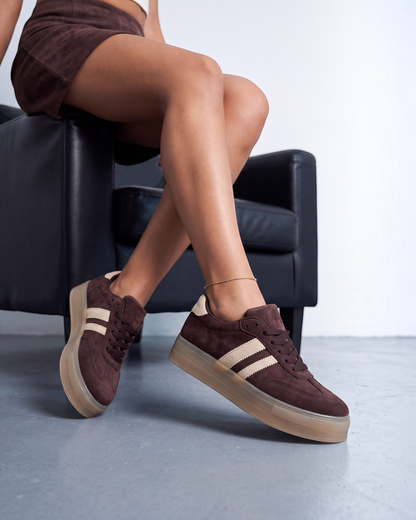 Sneakers donna in ecocamoscio marrone con bande beige e suola gum traslucida