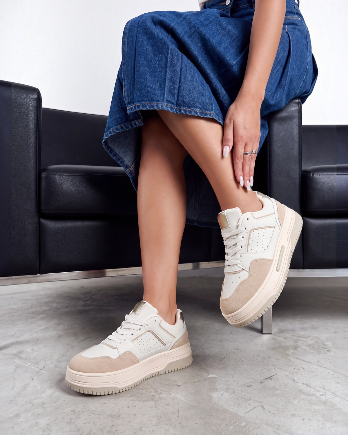 Sneakers donna beige bicolore con suola platform e dettaglio metallizzato dorato - foto 4