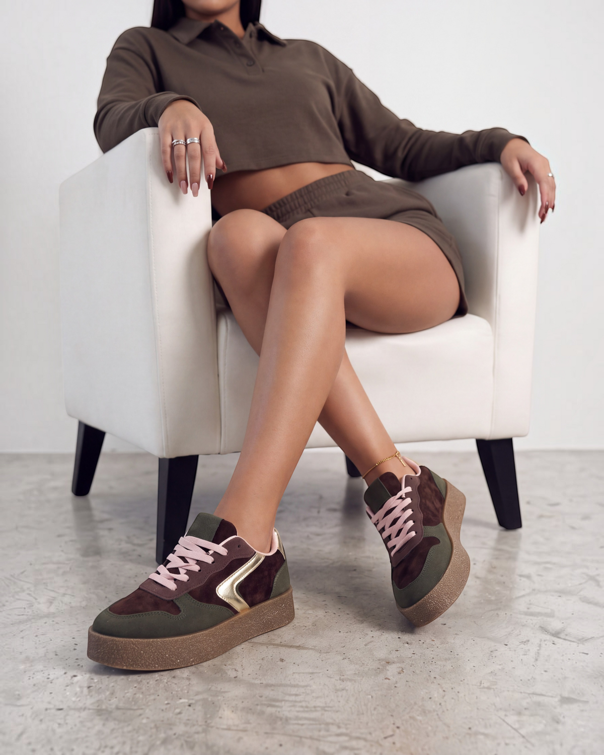 Sneaker marrone in ecocamoscio con inserto verde e profilo dorato, lacci rosa