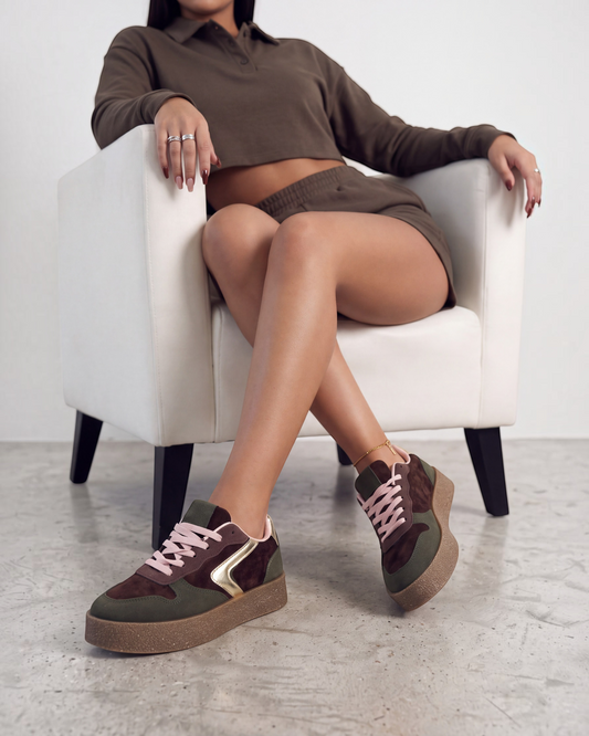 Sneaker marrone in ecocamoscio con inserto verde e profilo dorato, lacci rosa