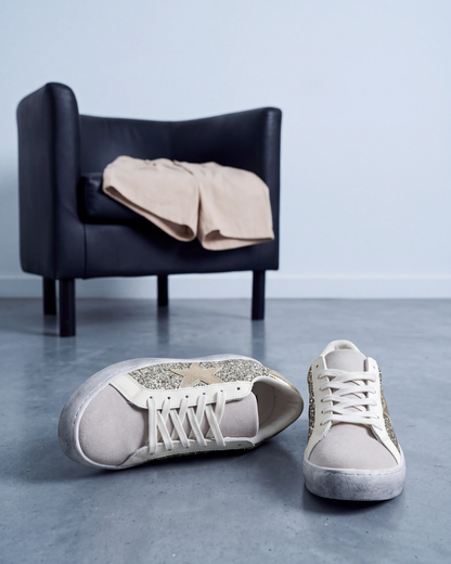 Sneaker interamente ricoperta di glitter oro con stella metallizzata sul lato - foto 3