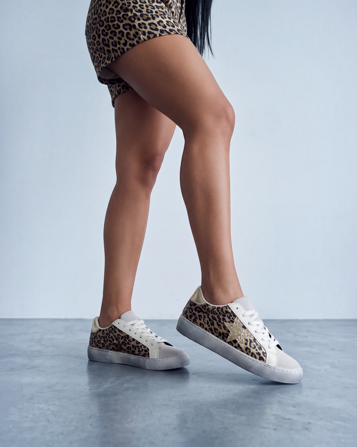 Sneaker con stampa leopard, dettaglio stella e suola bianca effetto vissuto - foto 2