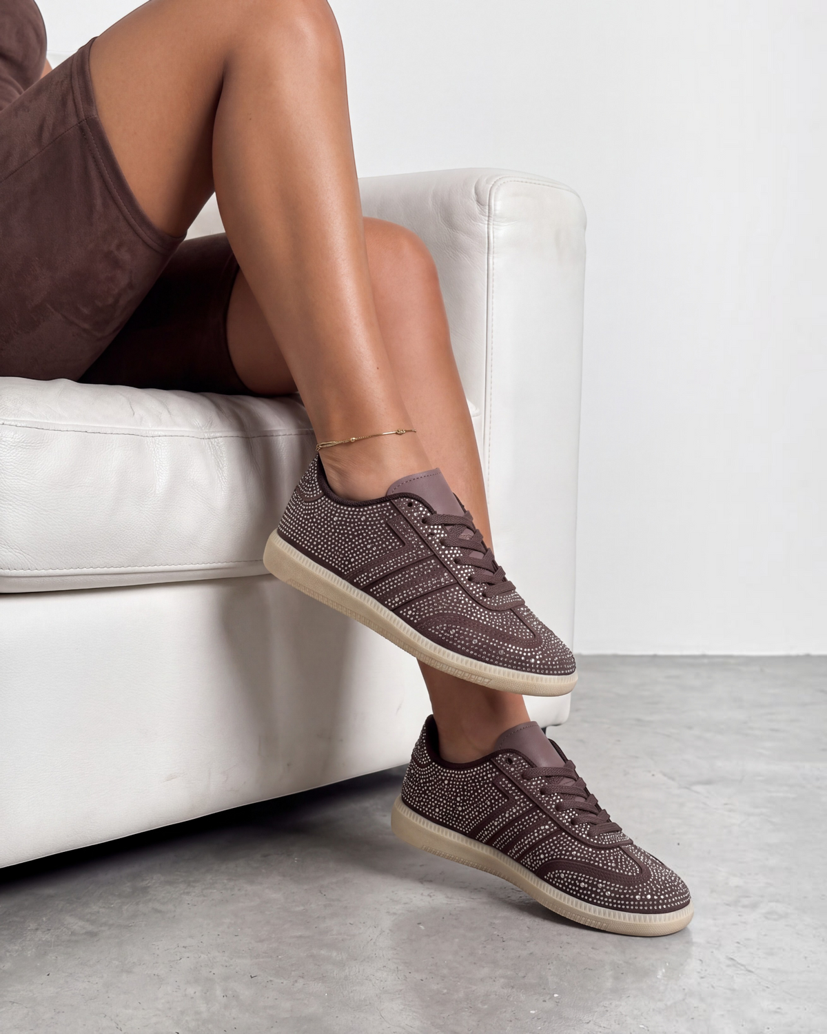 Sneakers donna marrone con strass su tomaia e bande laterali, suola trasparente - foto 3