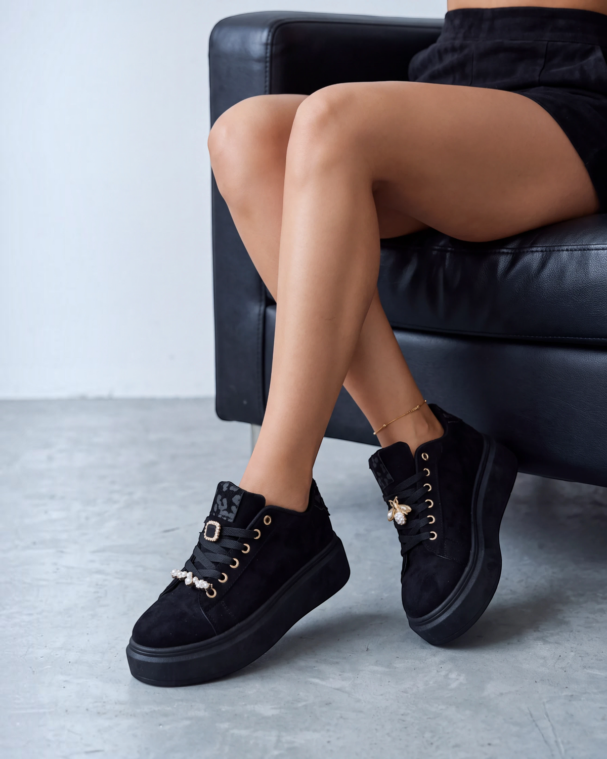 Sneakers nere platform con spilla ape e fascetta gioiello sui lacci, dettaglio leopardato