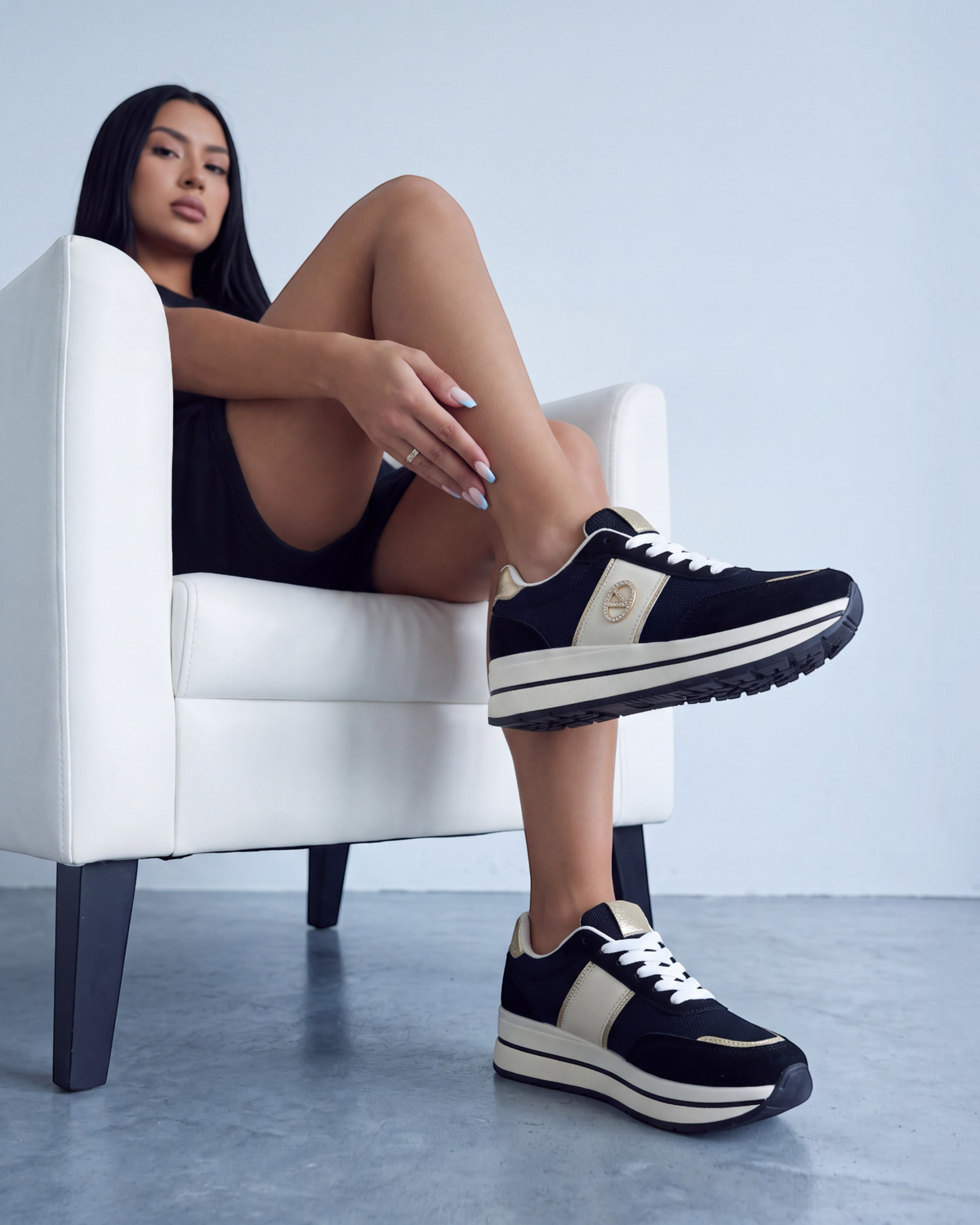 Sneakers donna nere con dettagli dorati e suola platform bianca - foto 4