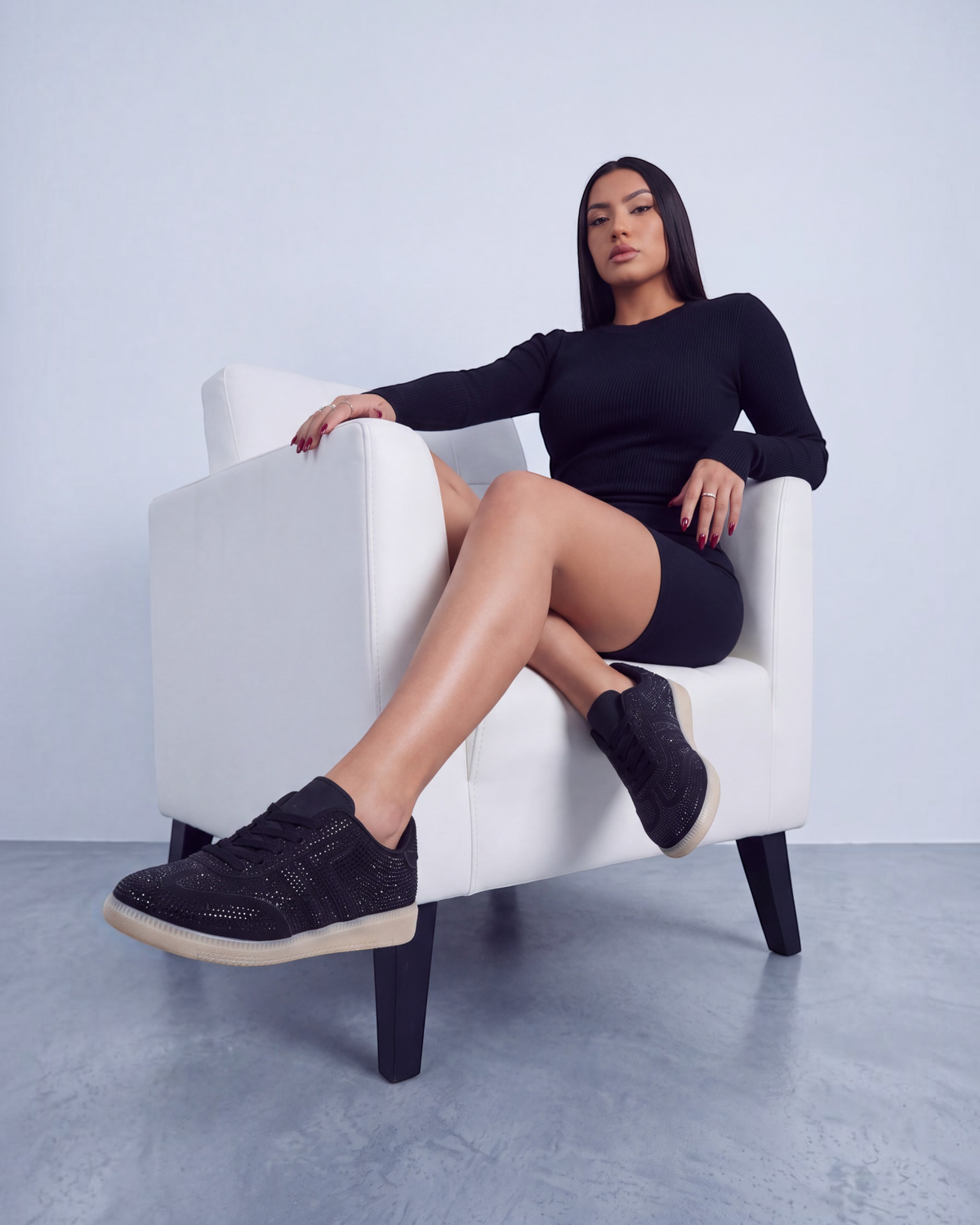 Sneakers donna nere con strass su tomaia e bande laterali, suola trasparente - foto 2
