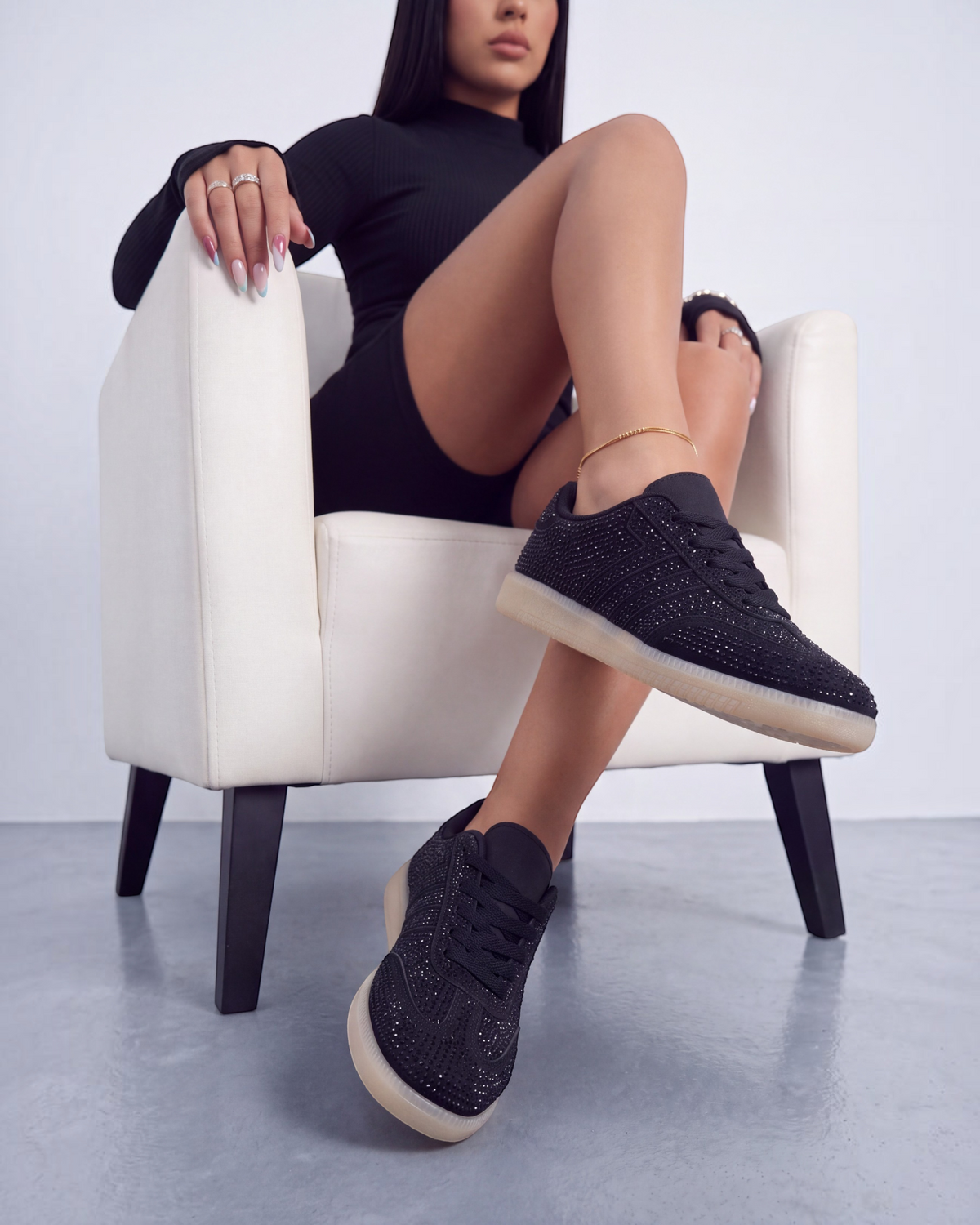 Sneakers donna nere con strass su tomaia e bande laterali, suola trasparente - foto 3