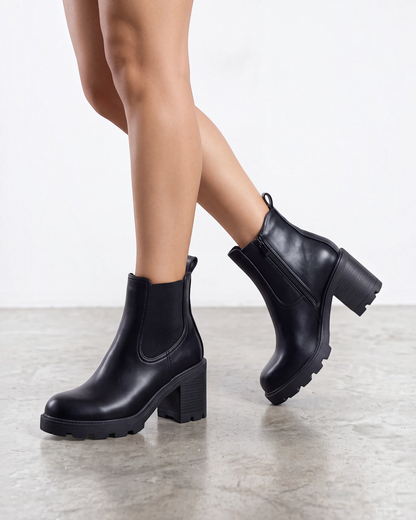 Stivaletto Chelsea nero in ecopelle con suola carrarmato e tacco largo
