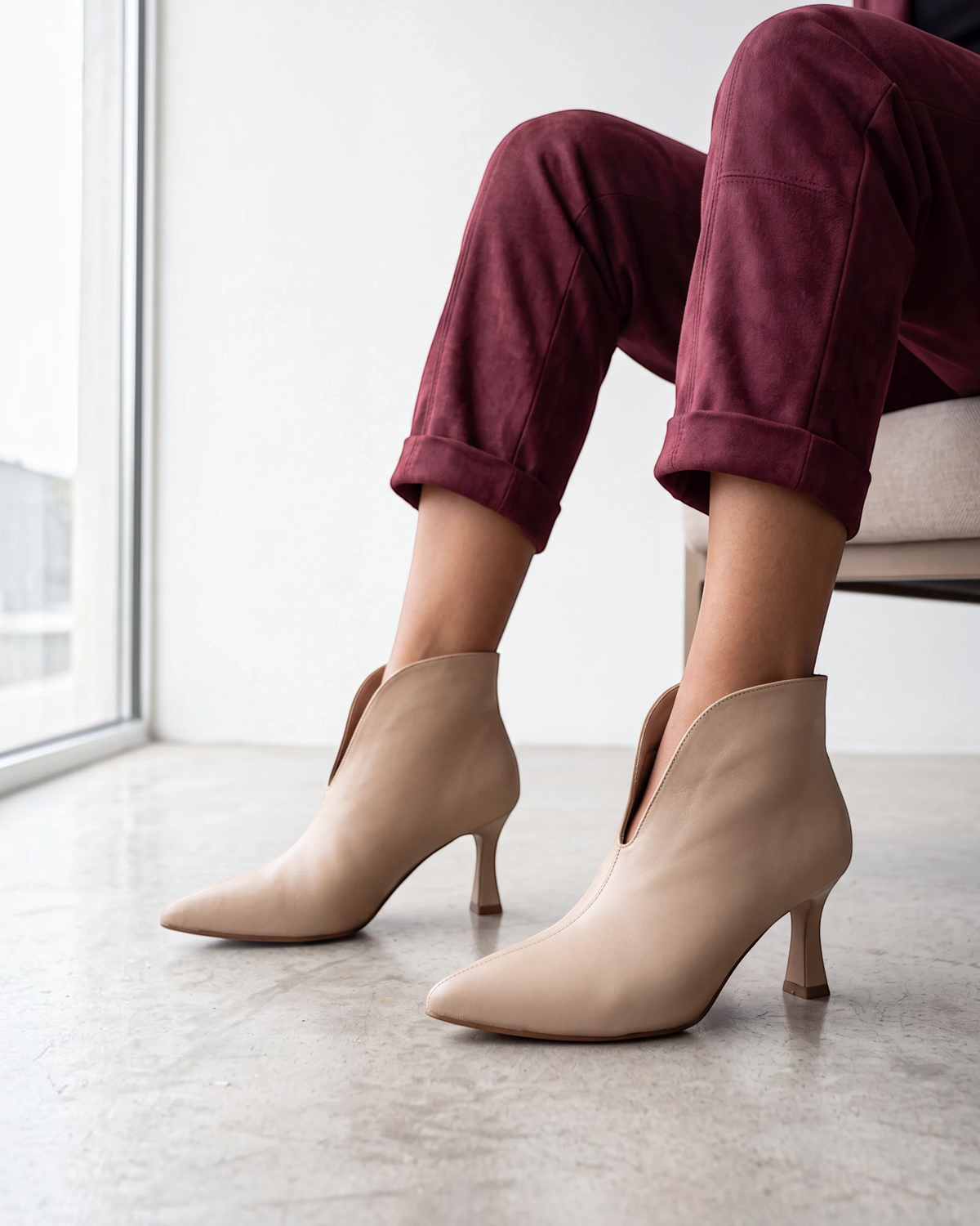 Tronchetto donna color nude con scollo a V profondo e tacco sottile - foto 4