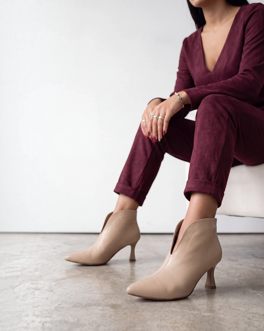 Tronchetto donna color nude con scollo a V profondo e tacco sottile